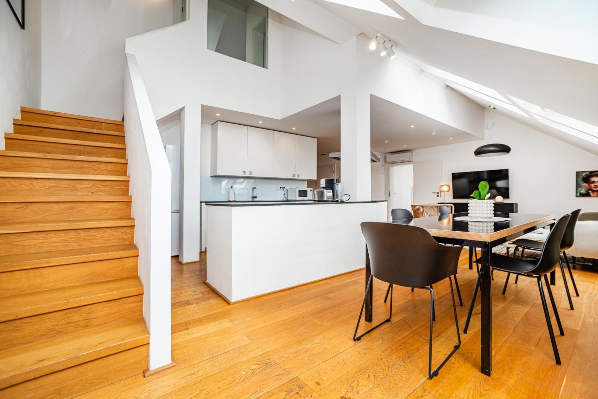 Luxurious 3bed Very Spacious In The Area *