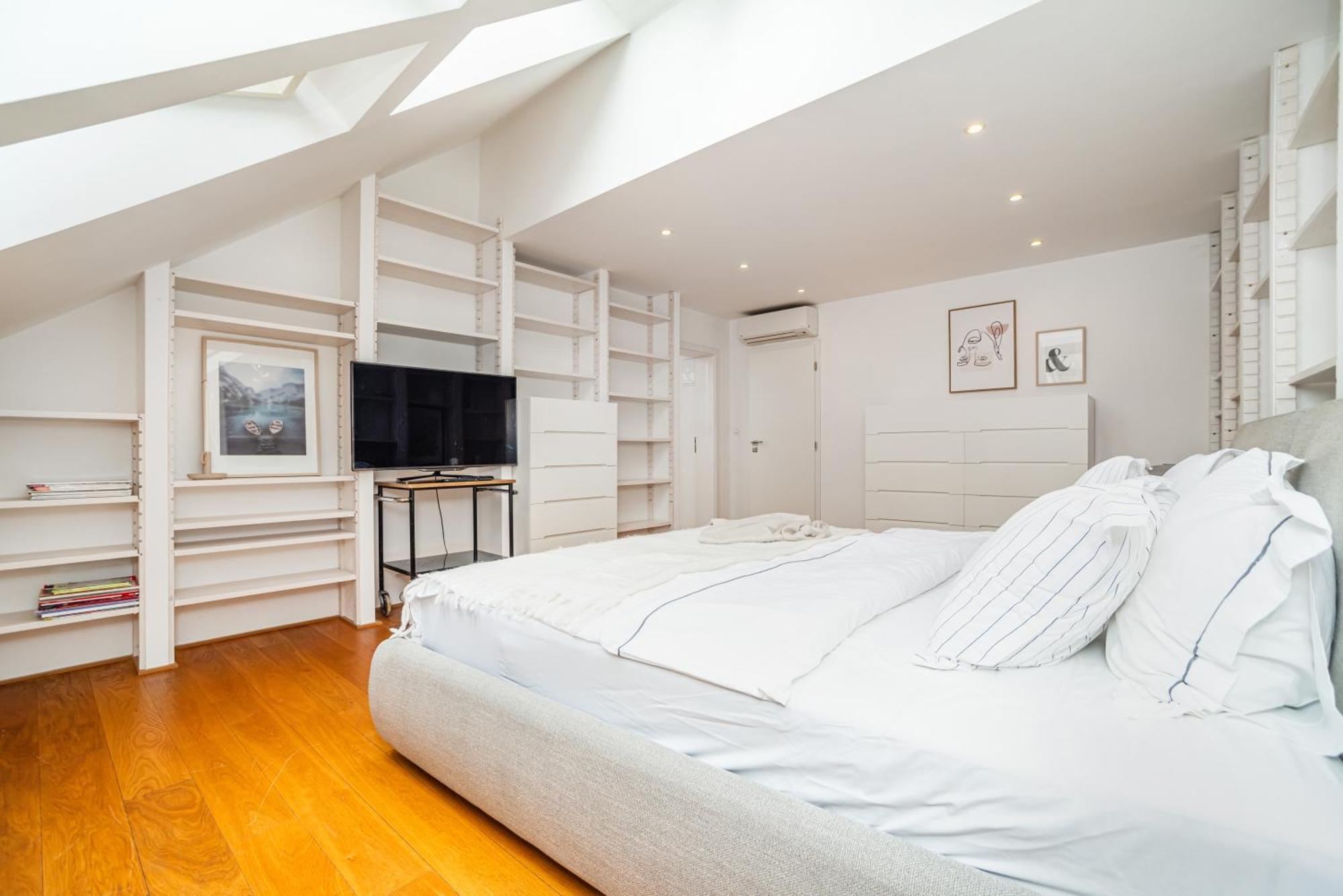 Luxurious 3bed Very Spacious In The Area Apartment *