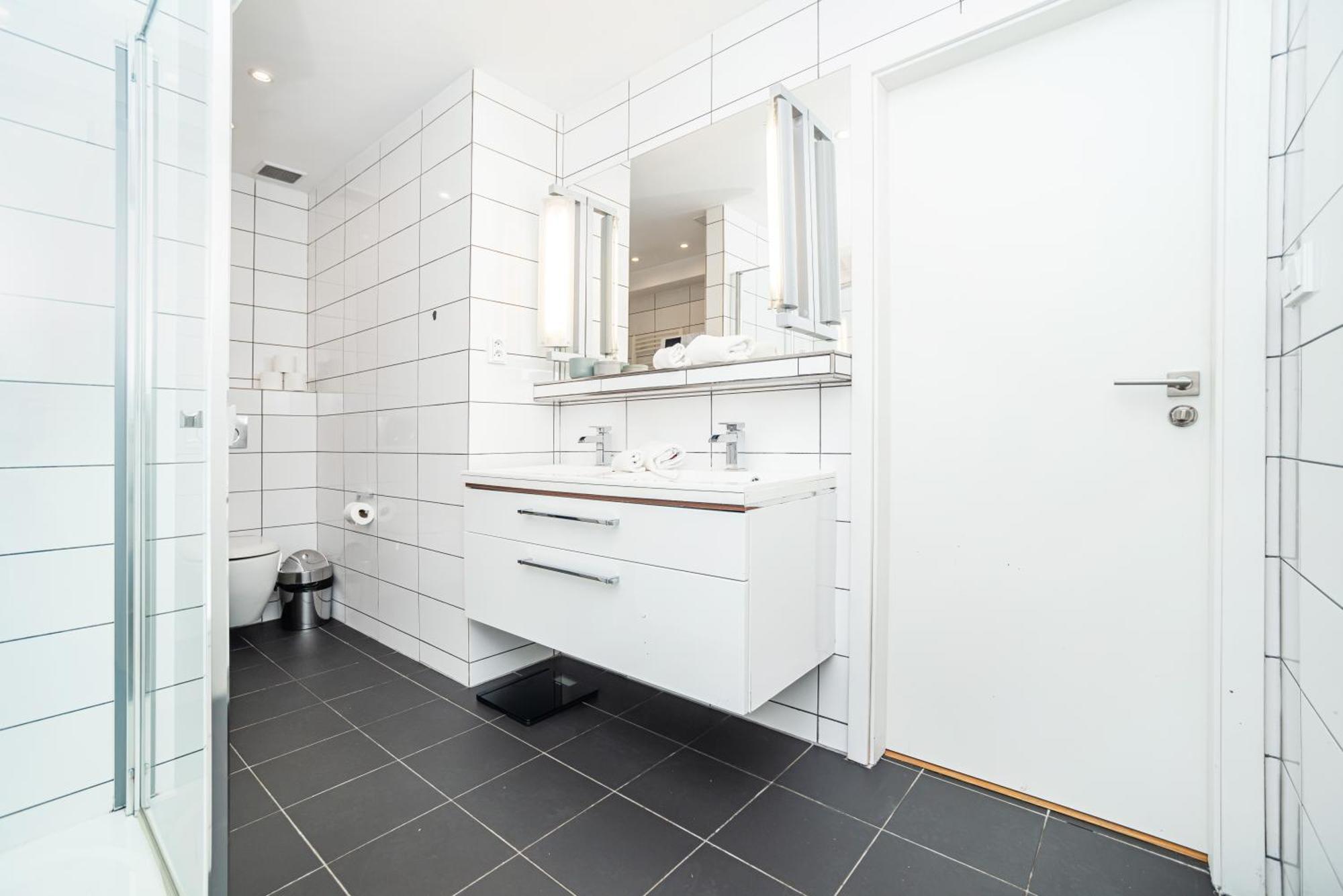 Luxurious 3bed Very Spacious In The Area Apartment