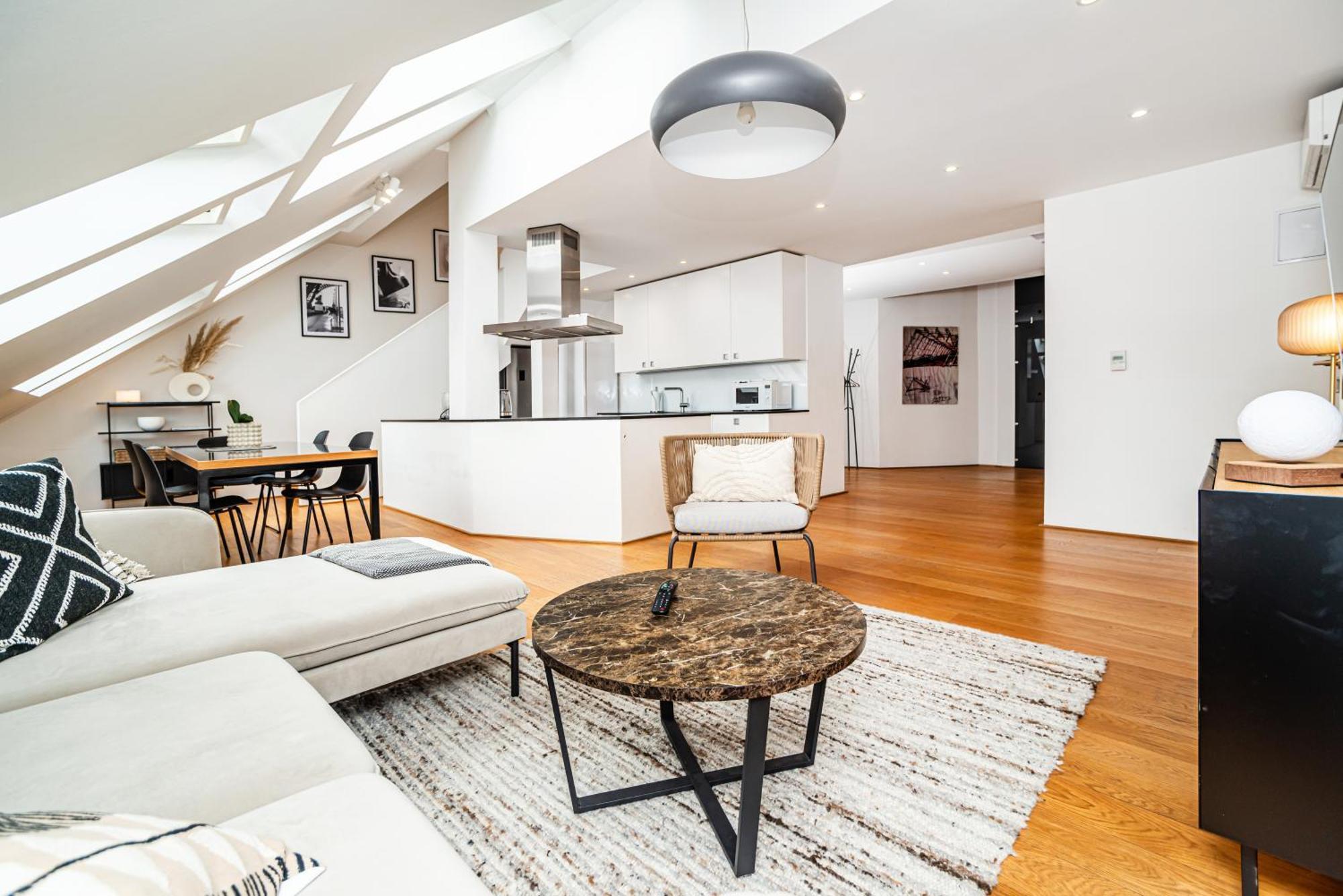 Apartment Luxurious 3bed Very Spacious In The Area *